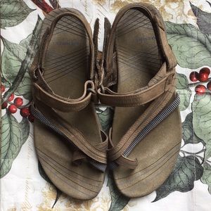 Merrell Freesia bungee sz 8 leather  sandals